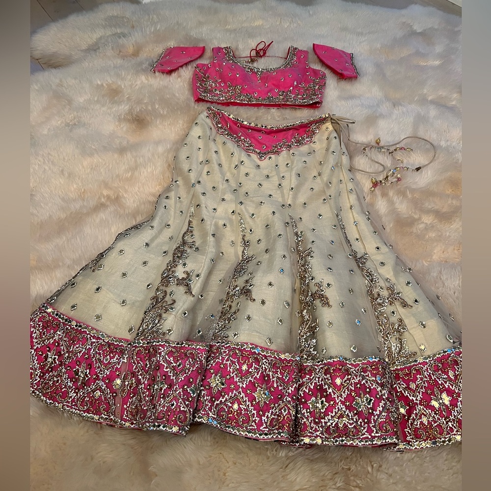Gorgeous Indian wedding dress - Picture 3 of 17